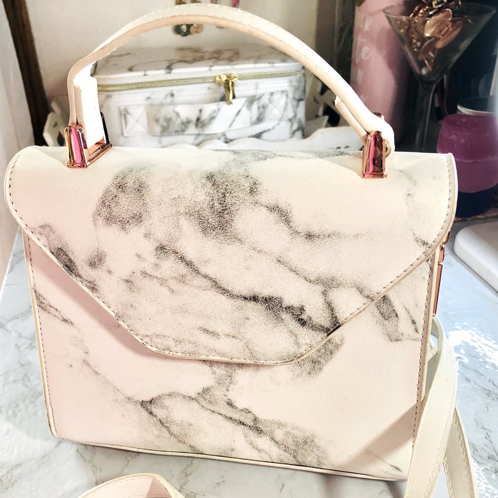 Crossbody bag in white marble w rose gold hardware